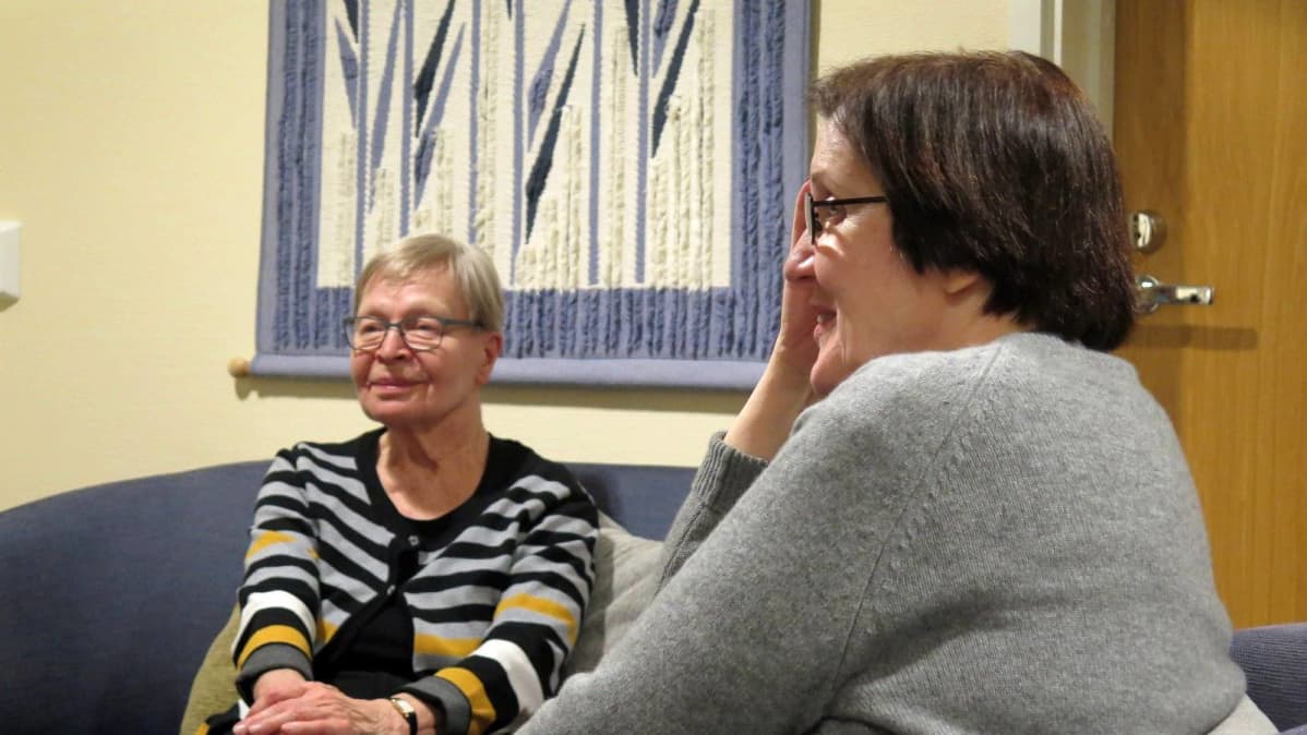 Lea Tuominen ja Mirja Selin kuuntelevat äänimuseon levyjä.