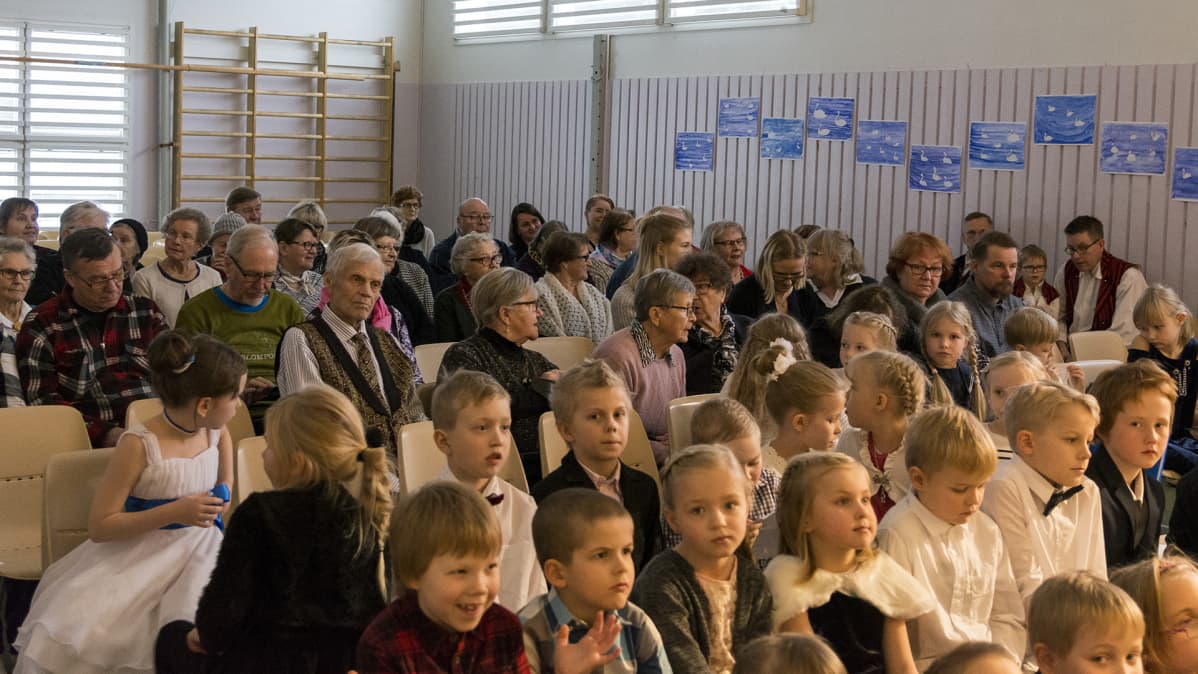 Pohjavaaran koulun Suomi100-juhlan yleisöä.