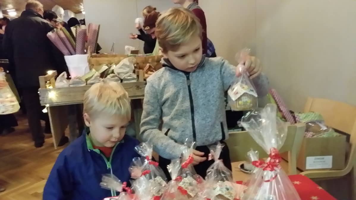 Lapset katsovat piparkakkutaloja markkinoilla