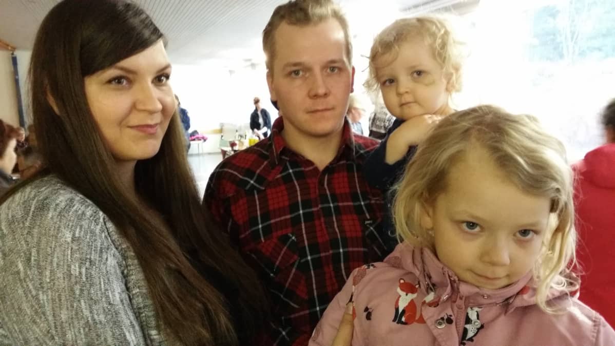 Mira Immonen ja Kale Korhonen lapsineen.