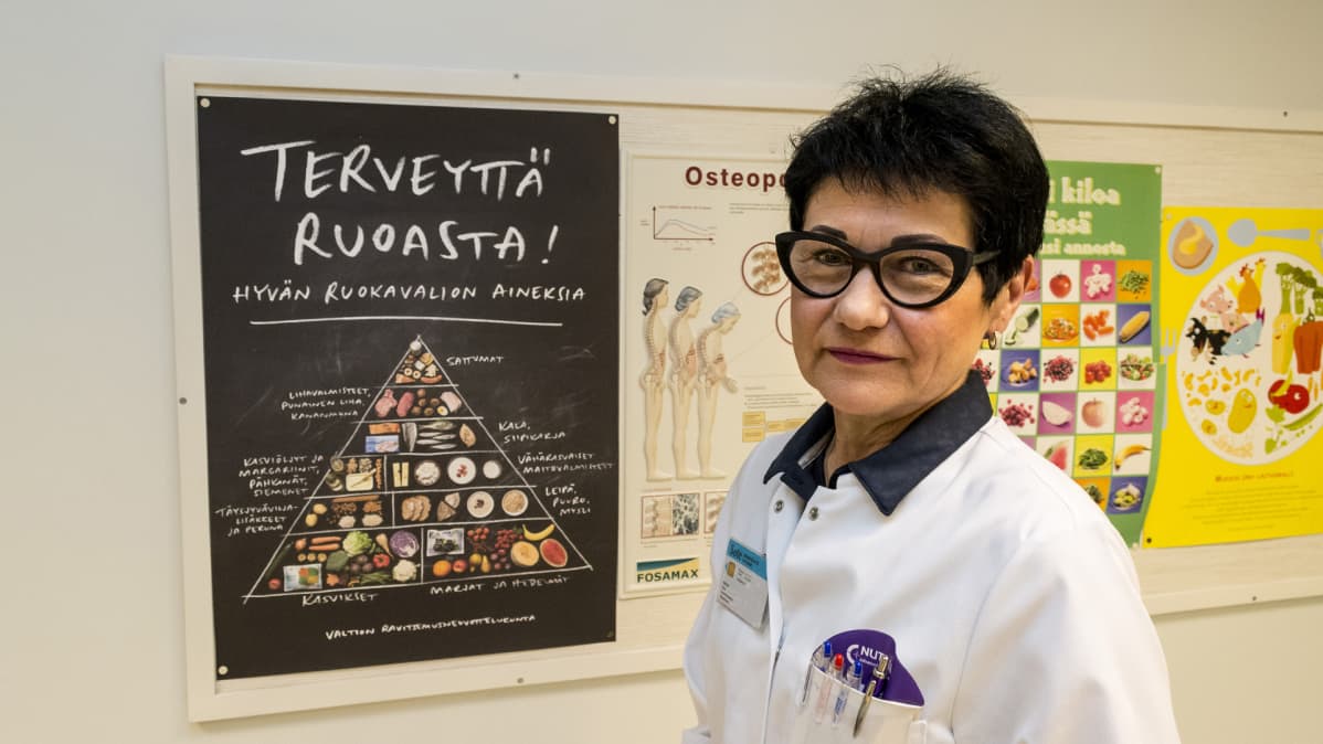 Kainuun keskussairaalan laillistettu ravitsemusterapeutti Eeva Nissinen seisoo työhuoneessaan.