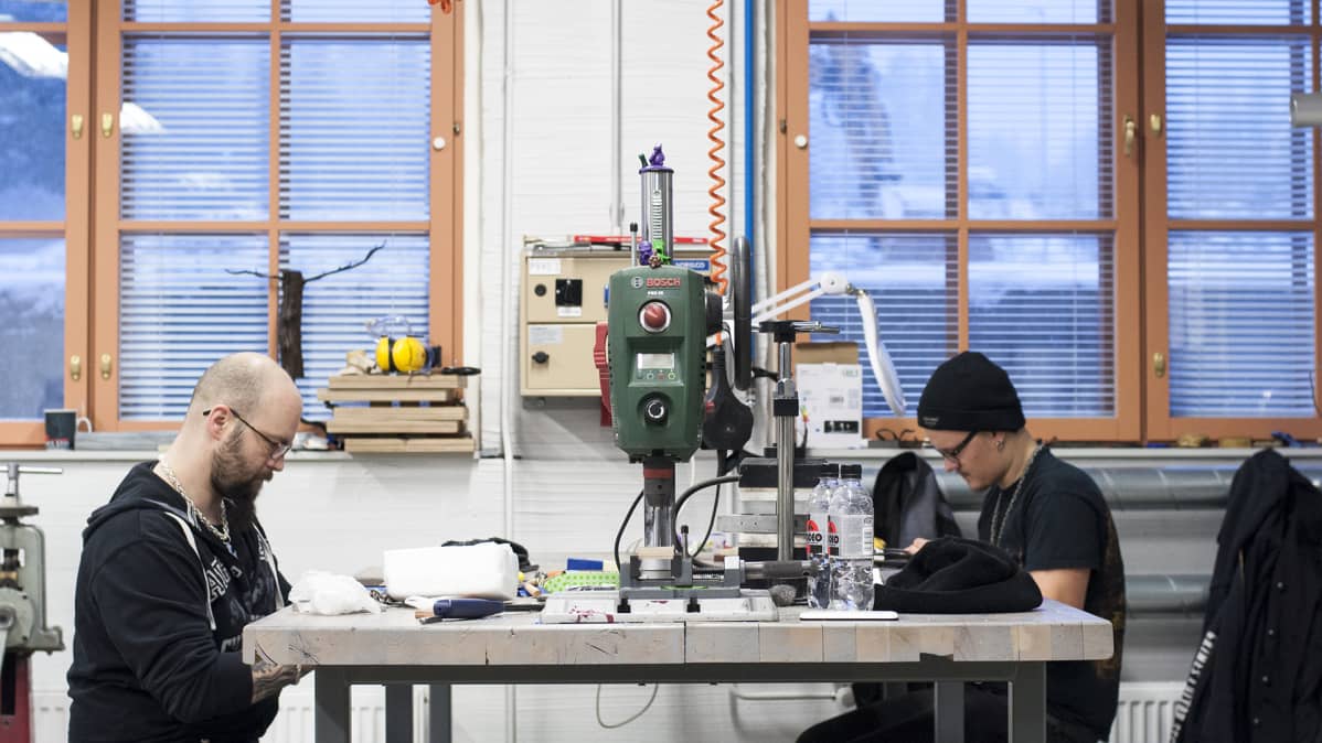 Jyväskylän ammattiopiston metalliartesaaniopiskelijat Janne Kuosmanen ja Marko Koverskoe