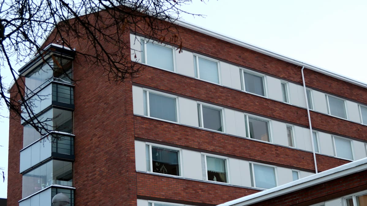 Kerrostalon seinää ja ikkunoita