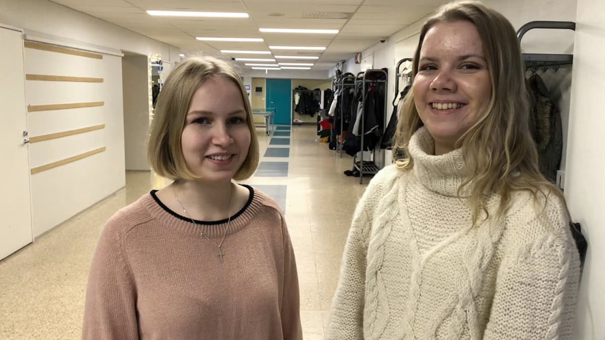 Kuvassa Tiia Isosaari ja Oona Ojanen Kannuksen lukiosta