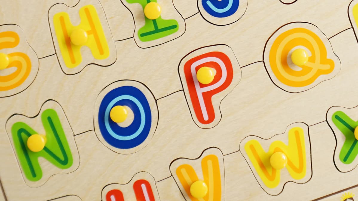 Hape ABC-nuppipalapeli – tukehtumisvaara. Lelusta irtoaa alle 3-vuotiaille vaarallisen pieniä osia.