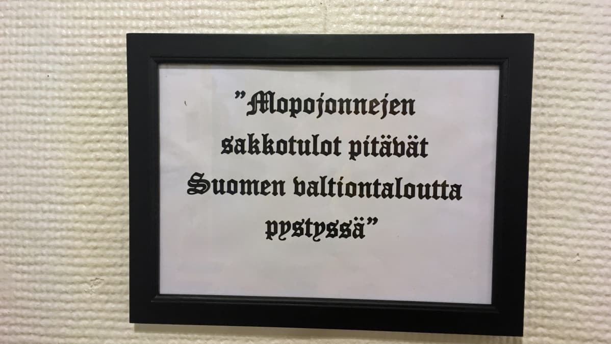 Mopojonnet - taulu nuorisotalon seinällä
