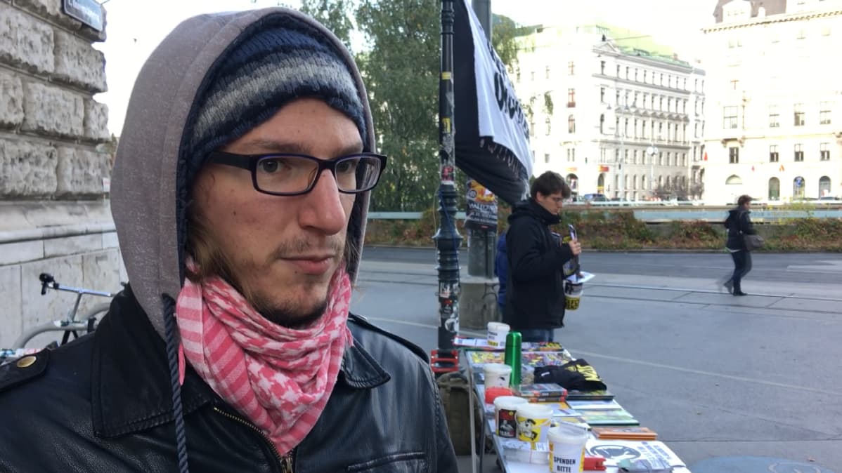 Wieniläinen vasemmistoaktivisti Jakob pitää identitaareja uusfasistisena liikkeenä.
