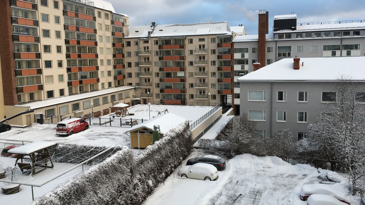 Sisäpiha-alue Tampereen ydinkeskustan kerrostalokorttelissa.