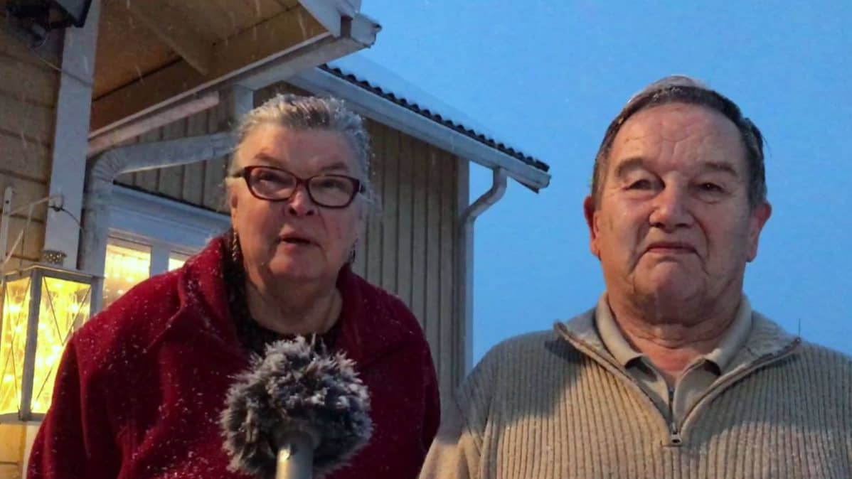 Tuula ja Esko Kivistö oman talonsa portailla