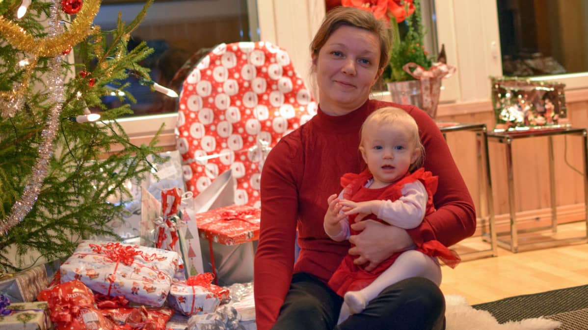 Jouluapua-sivuston perustaja Heidi Miettinen siskonsa tyttären kanssa