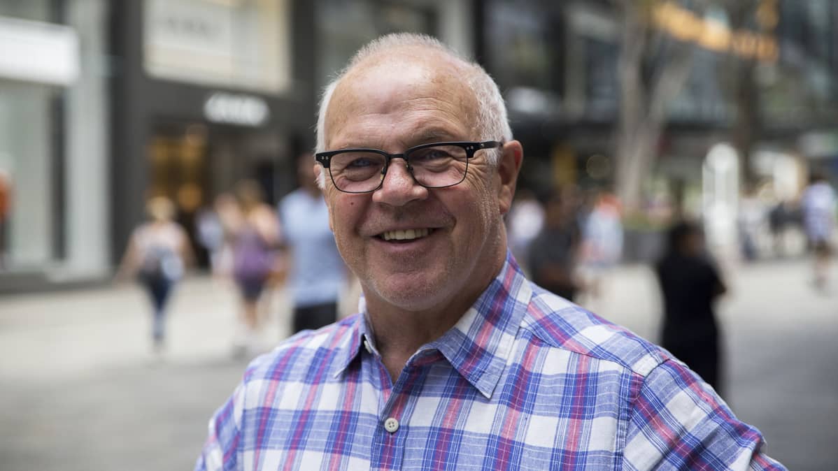 Australialainen mies Brisbanen keskustassa kävelykadulla.