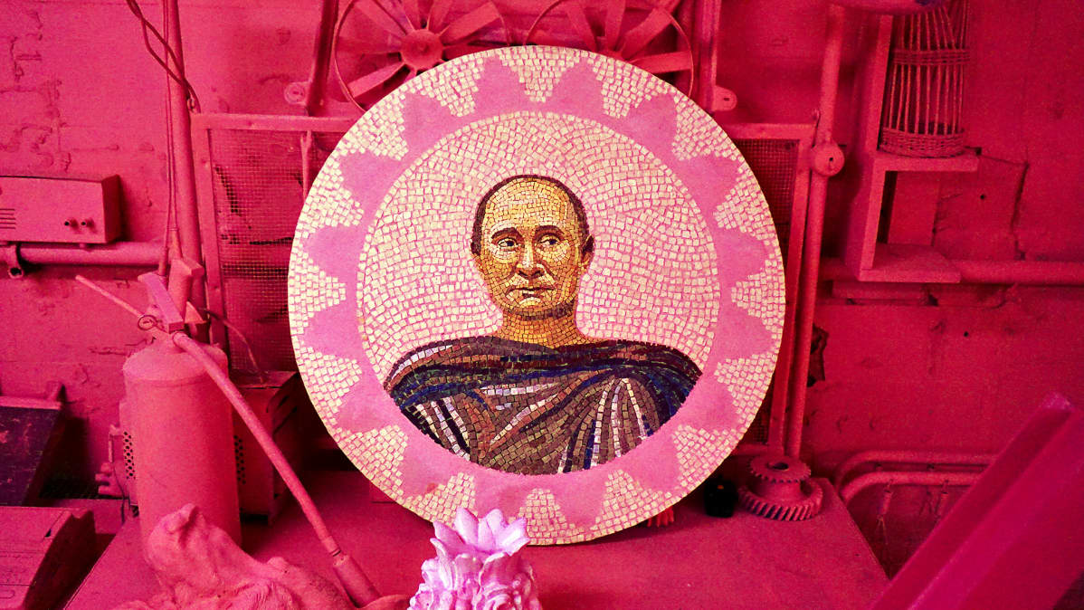Moskovassa on avattu näyttely, jossa Venäjän presidentti Vladimir Putin esitellään voittamattomana supersankarina.