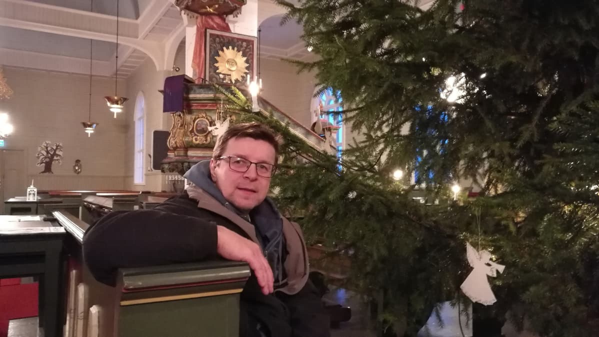 Anssi Kinnunen on ollut hakemassa joulukuusta Lohtajan kirkkoon jo yli 30 vuoden ajan.