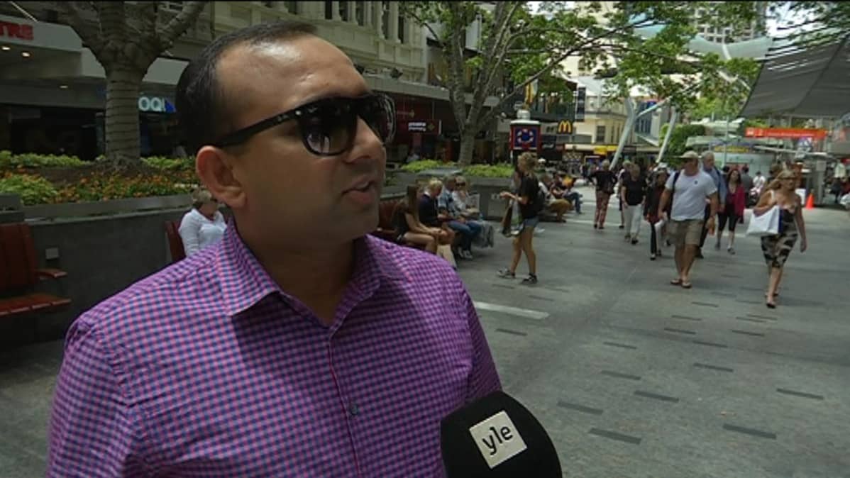 Kuvassa intialaistaustainen Sandeej Patel haastateltavana Brisbanen keskustan kävelykadulla. Intiasta muuttaneen Sandeej Patelin mielestä Australia on kiristänyt liikaa maahantulosäännöksiä.