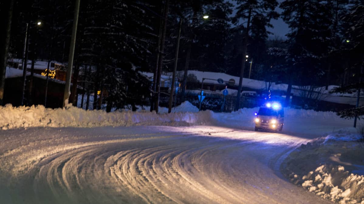 Ambulanssi hälytysajossa.
