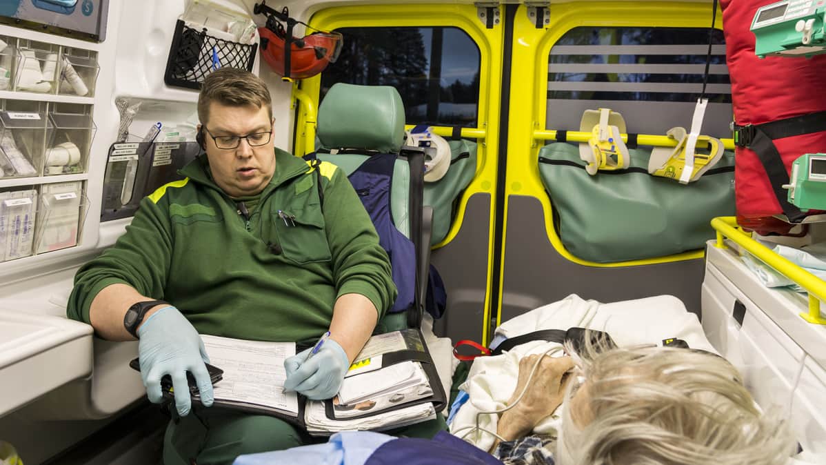 Potilas ambulanssin kyydissä.