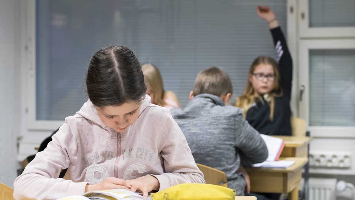 Jyväskylän kristillisen opiston oppilas Ella Vertainen tekemässä matematiikan tehtäviä