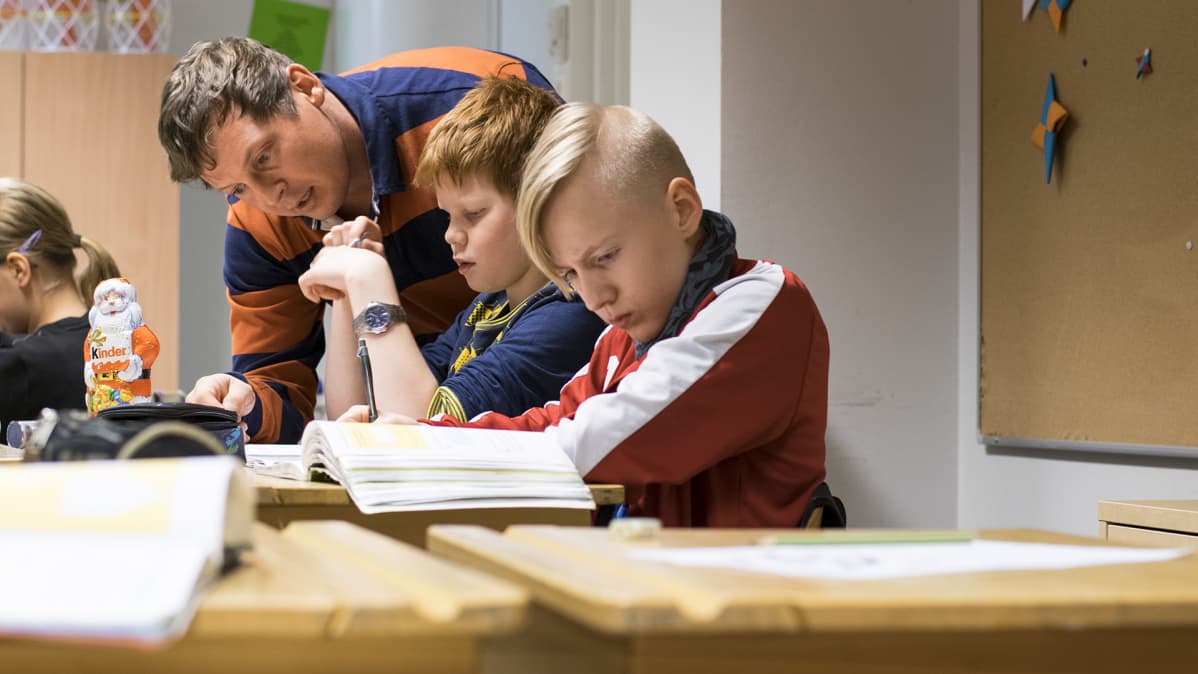 Jyväskylän kristillisen opiston opettaja Jukka Sinnemäki neuvoo Kaapro Hintsaa ja Tiitus Turusta tehtävien teossa