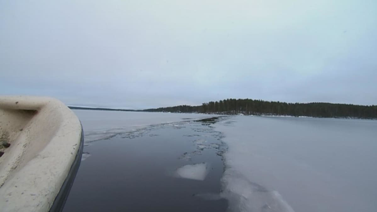 Vene jäiden keskellä järvessä.