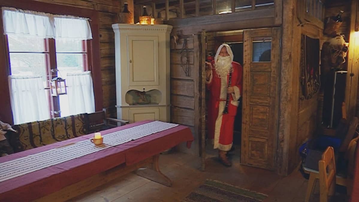 Joulupukki kurkistaa ovesta