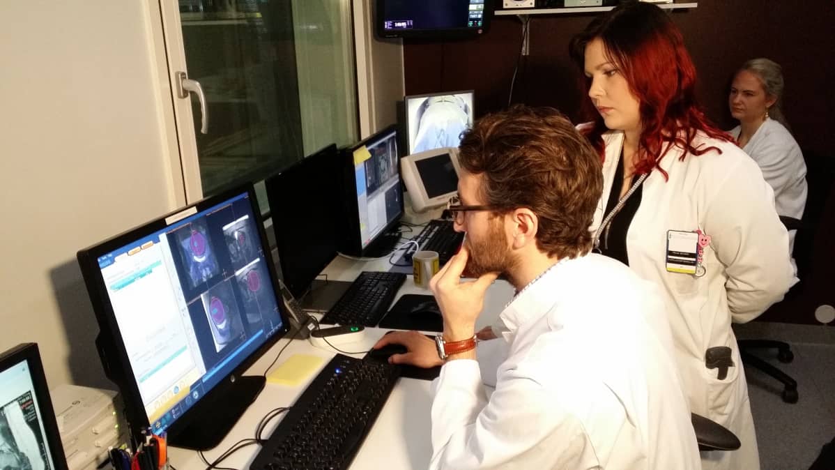 Erikoislääkäri, radiologi Gaber Komar ja fyysikko Teija Sainio tarkastelevat Hifu-hoidon kulkua.