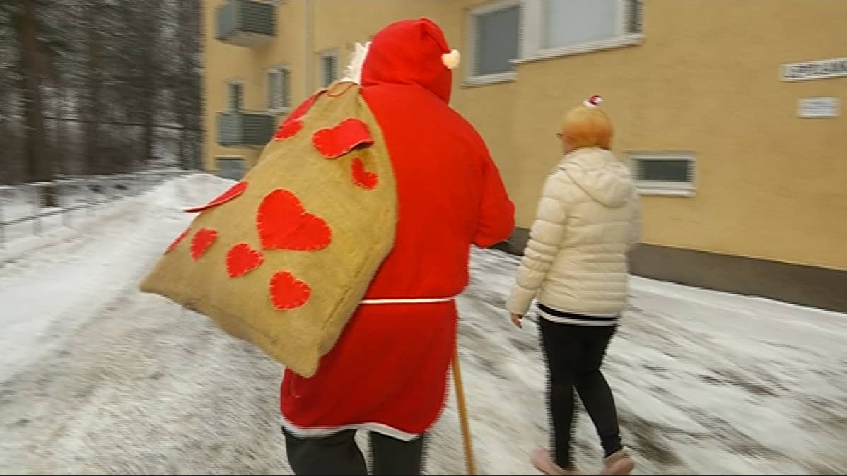 Joulupukki matkalla kotikäynnille Lahdessa