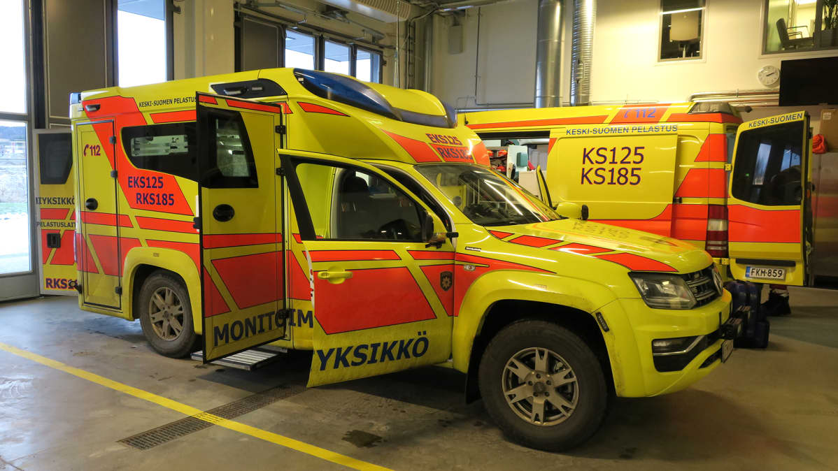 Nelivetoinen monitoimiauto pääsee huonoimmillekin teille.