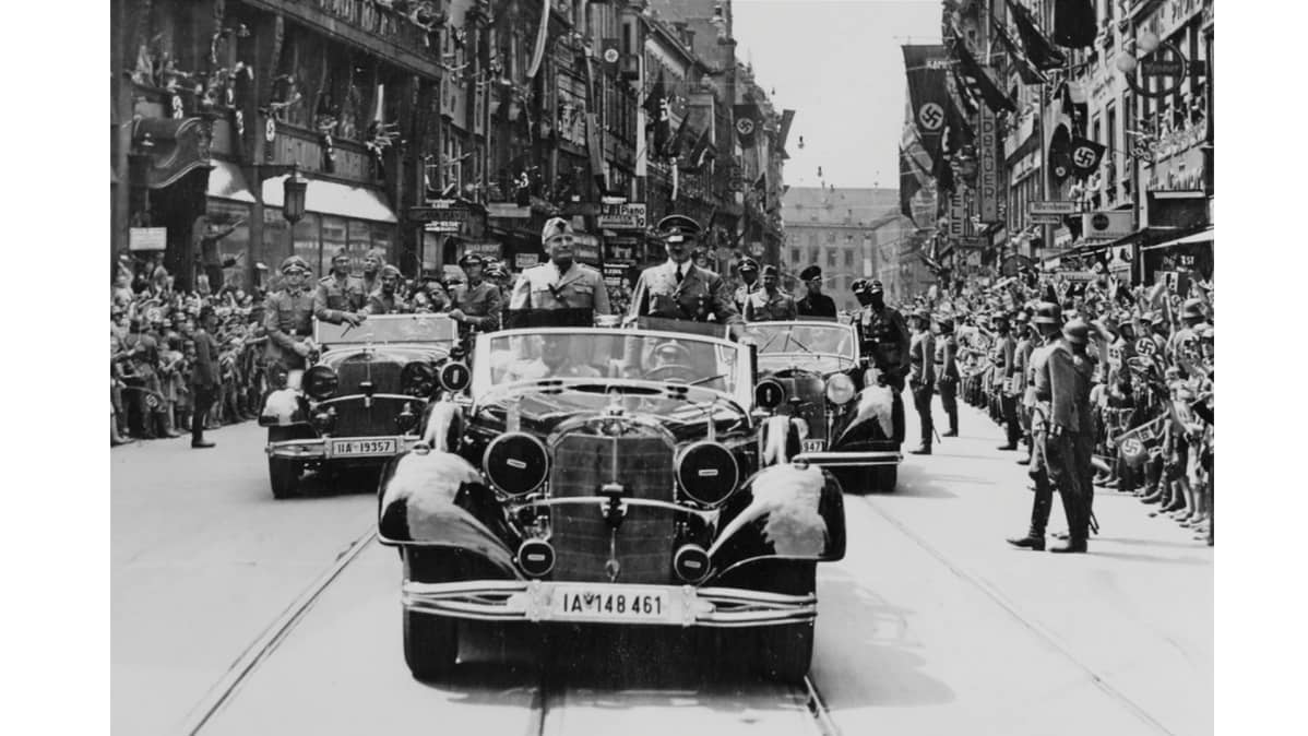 Hitler Mercedes-Benz 770K Grosserin kyydissä.
