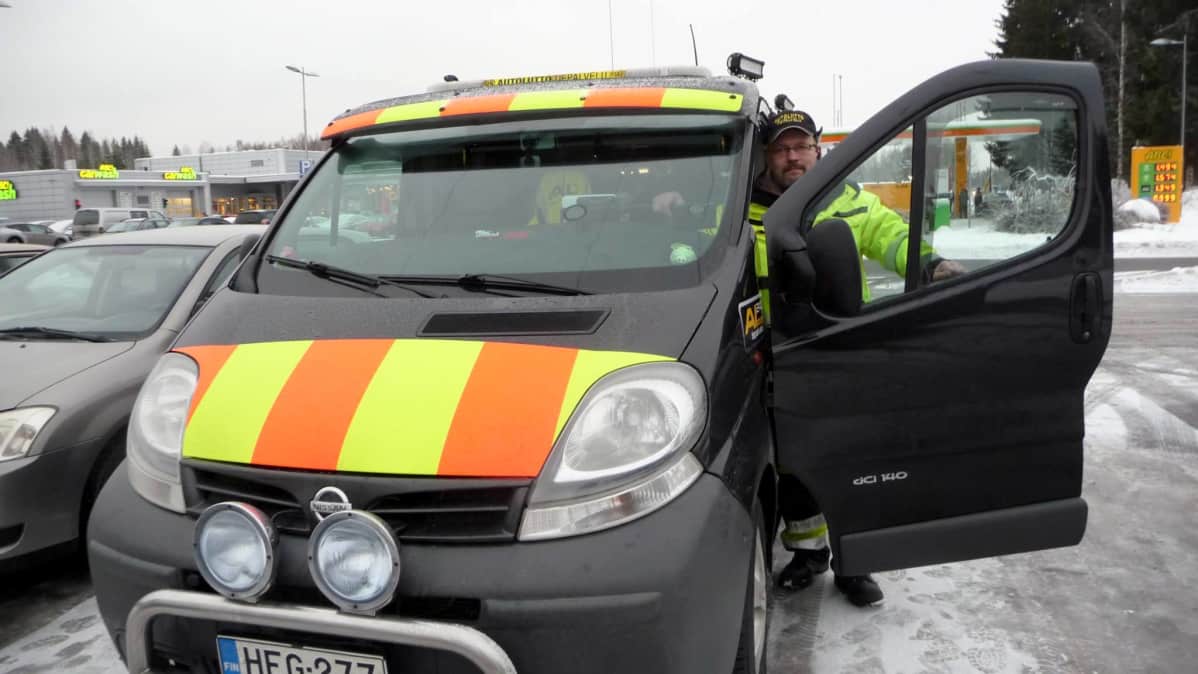 Autoliiton tiepalvelun asiamies Ari Marttinen ja kulkuneuvo.