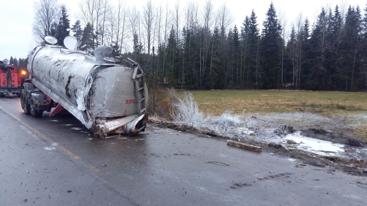 Säiliöauto suistui tieltä Kemiönsaaressa.