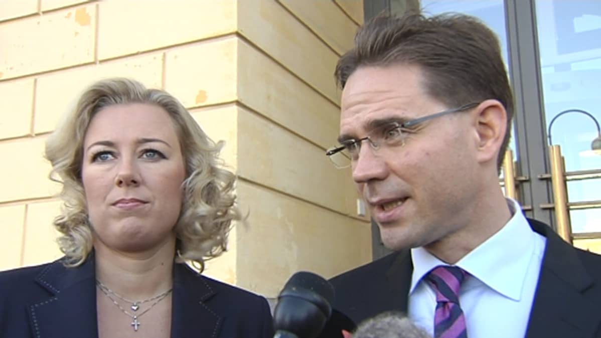 Valtiovarainministeri Jutta Urpilaisen ja pääministeri Jyrki Katainen median haastateltavana.
