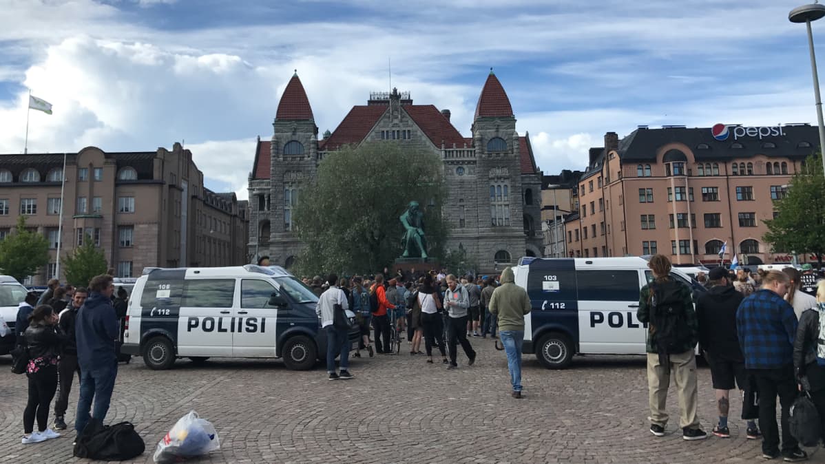 Polisen driver bort demonstranterna i Suomi Ensin-lägret. Järnvägstorget i Helsingfors, 26.6.2017.