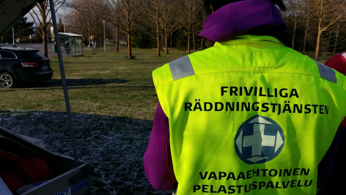 Frivilliga räddningstjänstens medlem med gula väst är ute och söker en försvunnen.