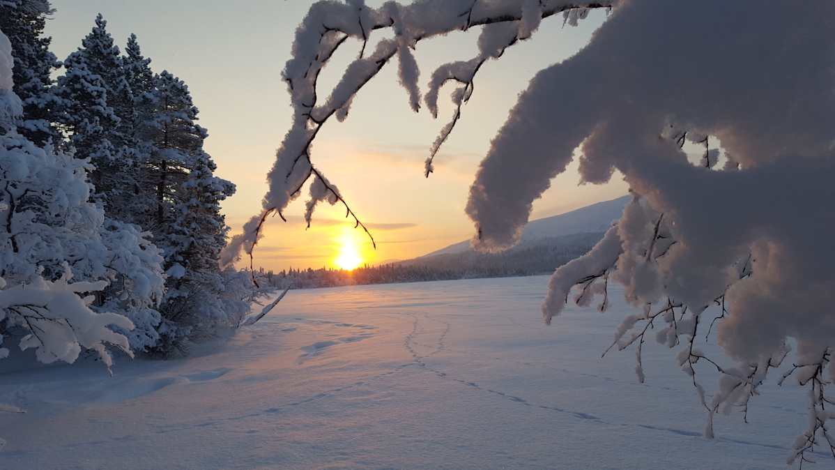 Aurinko näyttäytyy Pallaskeron takaa.