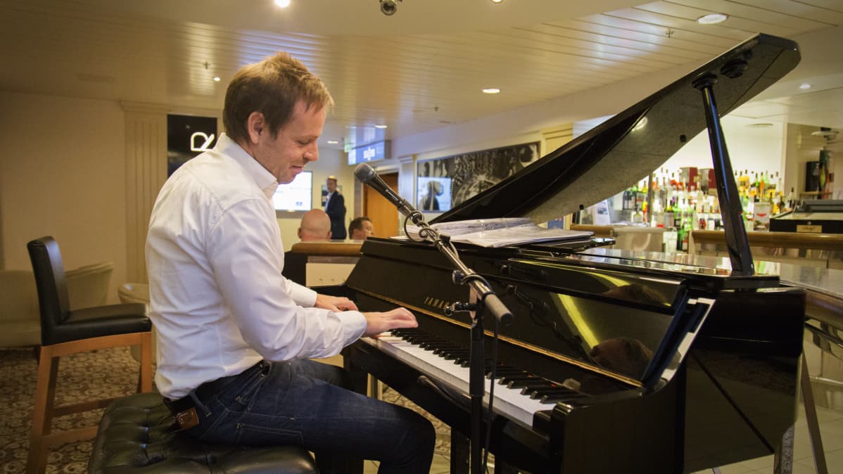 pianisti soittaa Baltic Princessillä