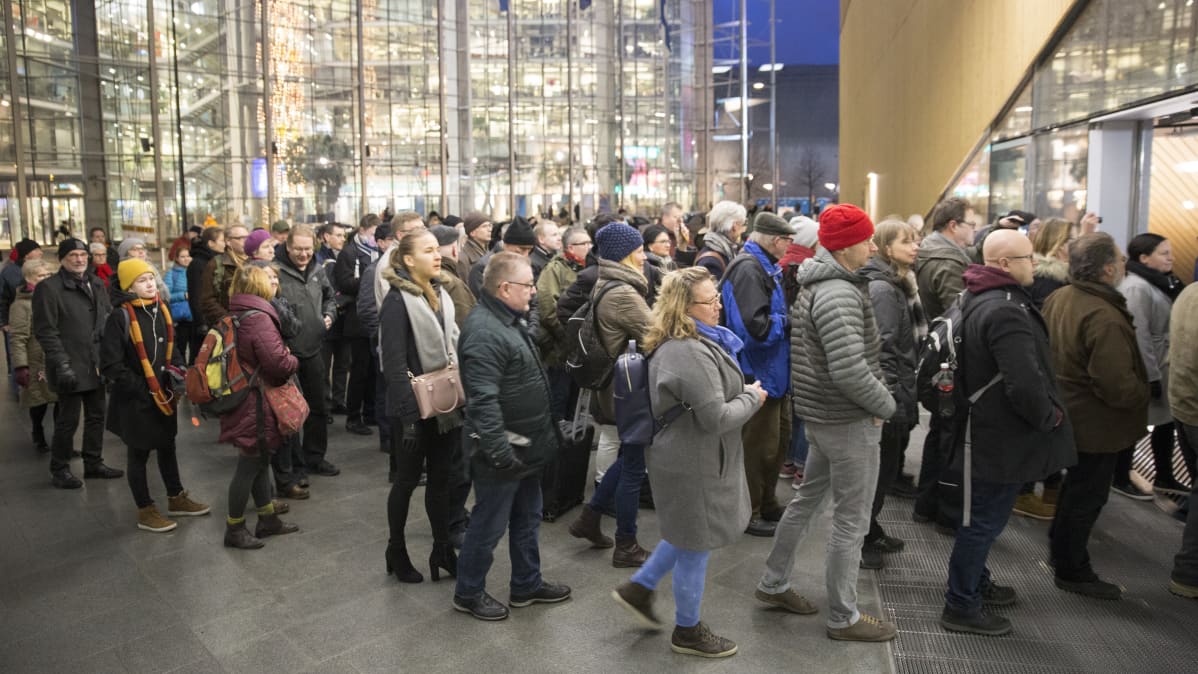 Oodin ovet ovat auenneet ensimmäistä kertaa ja kansa vyöryy sisälle.
