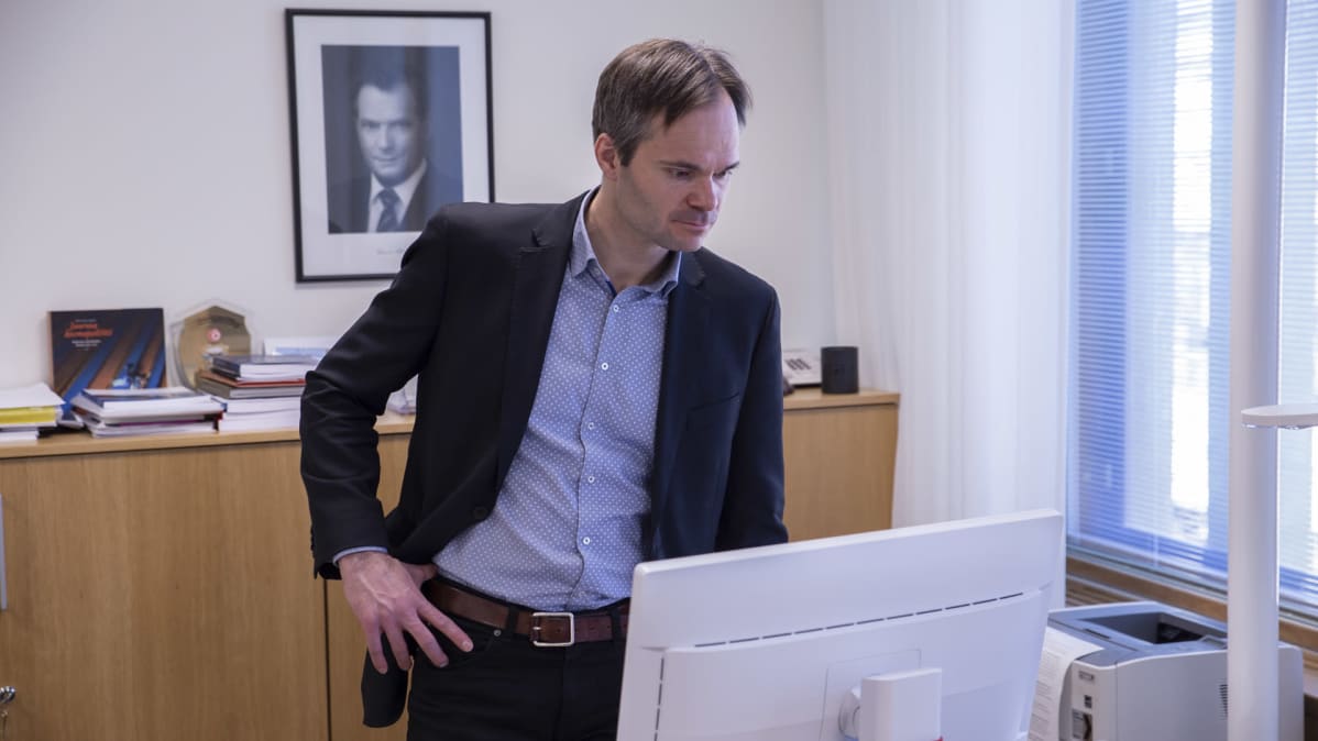 Sisäministeri Kai Mykkänen työhuoneellaan.