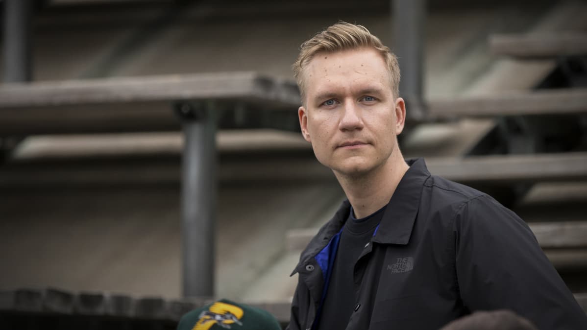 Gasellien Musajusa Oulunkylän tekojääradan katsomossa