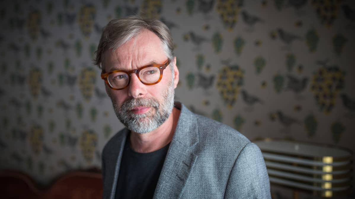 Mika Myllyaho työhuoneessaan.