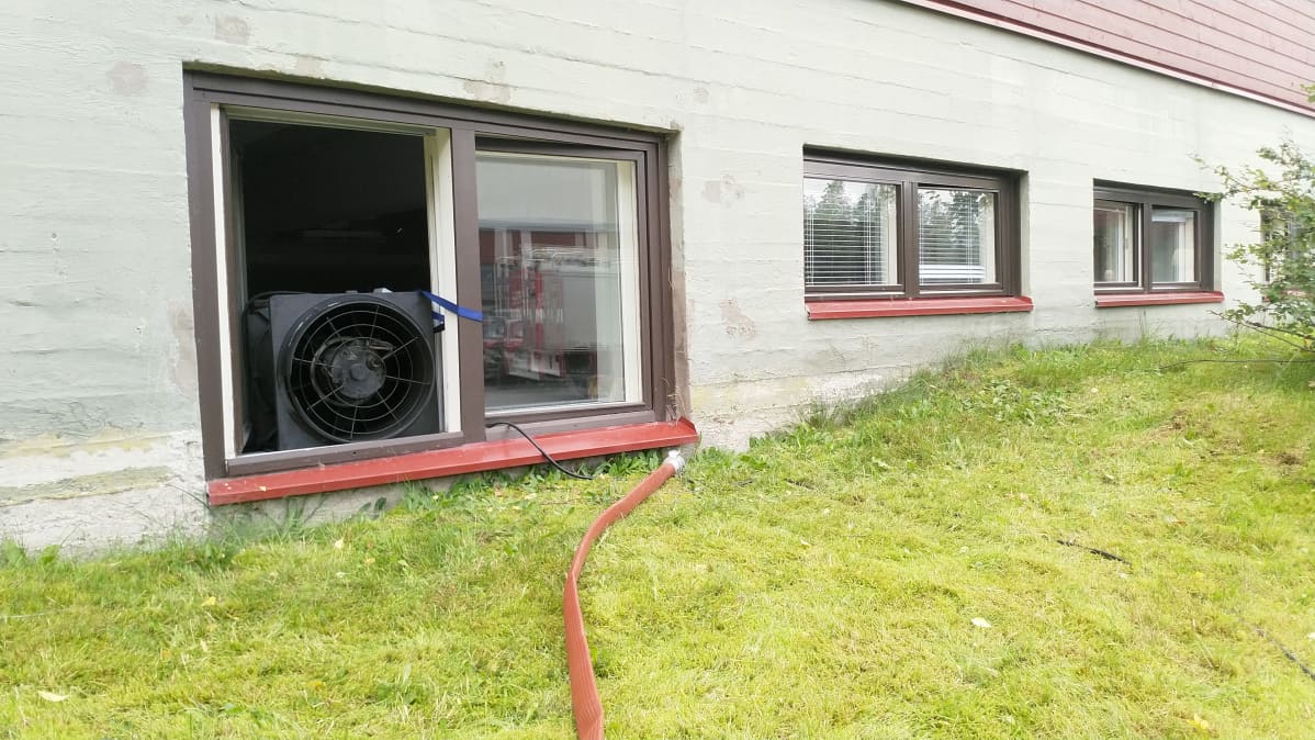 Kortepohjan koulun kellarikerroksen ikkuna.