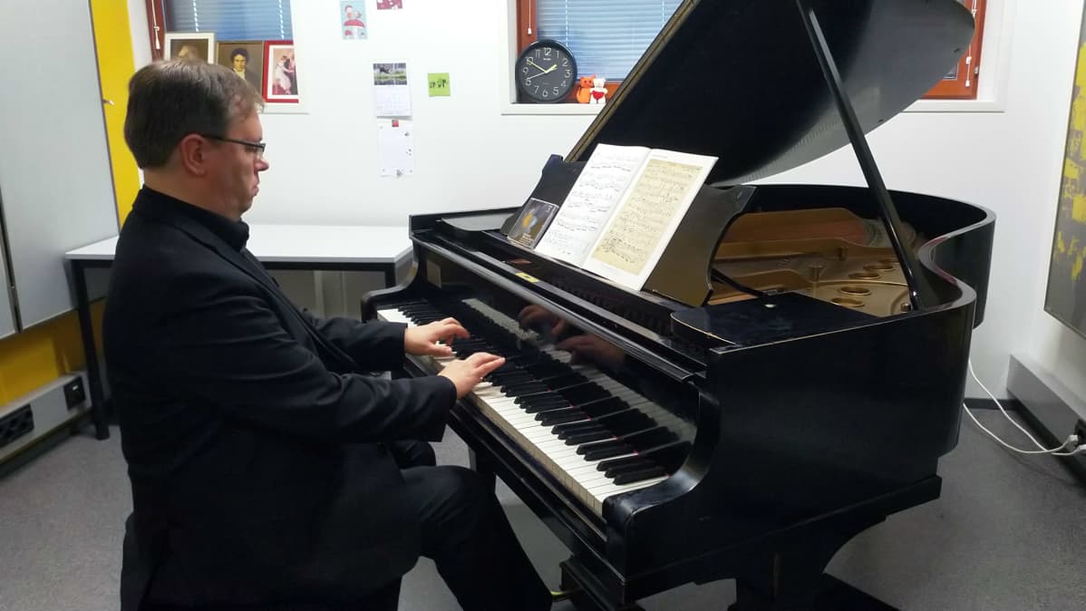 Risto-Matti Marin soittaa pianoa.