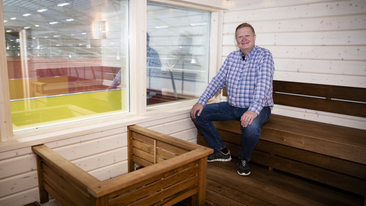 Jari Viita KK istuu käsipallohallin VIP saunassa josta voi katsella peliä.