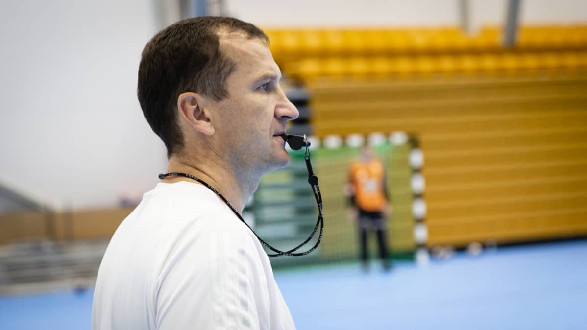 Gintaras Savukynas PLK valmentaa joukkuetta pilli suussa