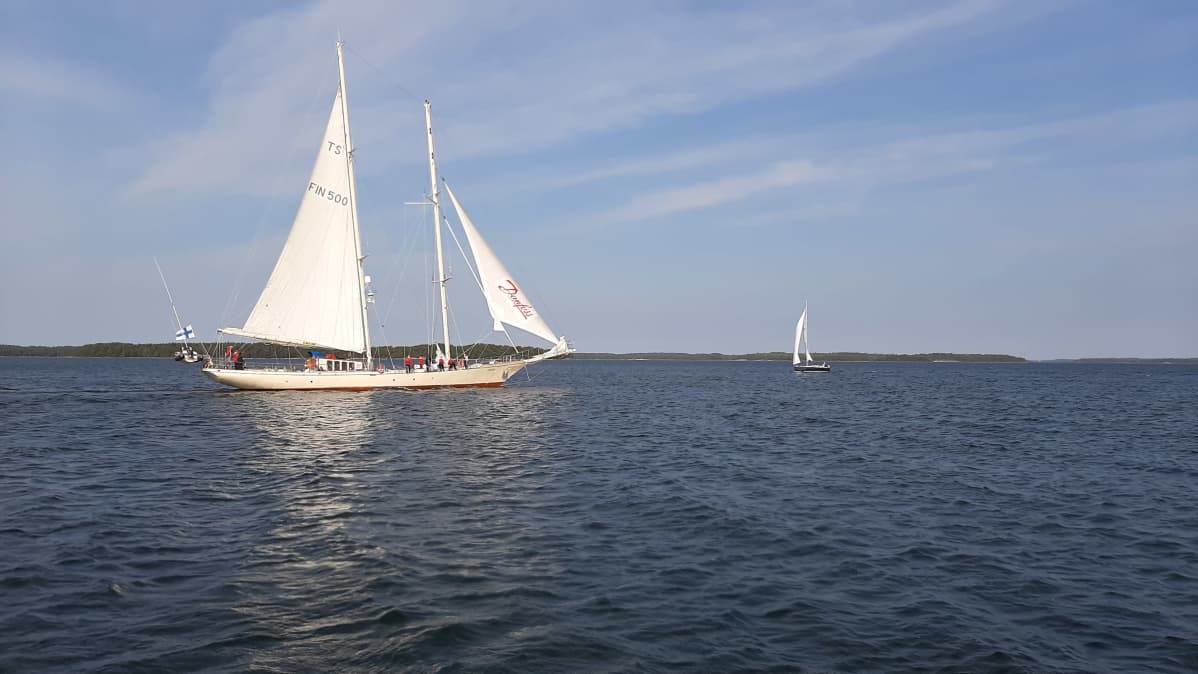 Koululaiva Helena Saaristomerellä.