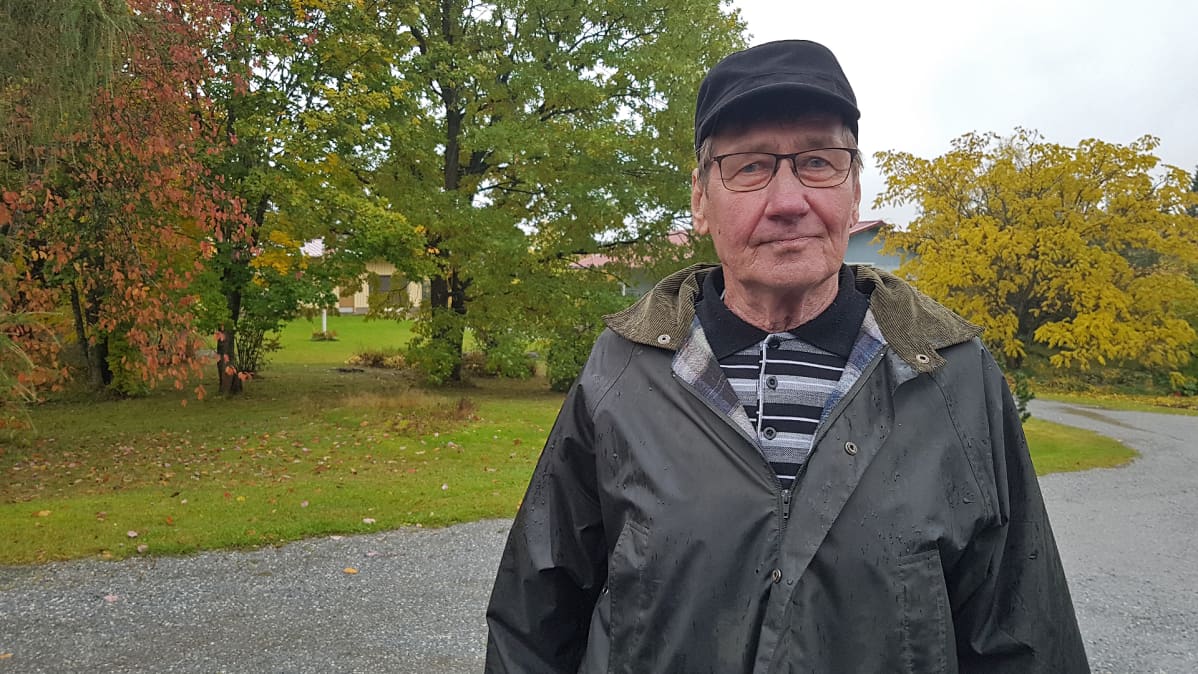 Heimo Jääskeläinen seisoo kotipihallaan