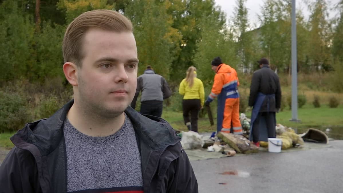 Rasmus Heinonen ja hänen takanaan opiskelijat tutkivat jätekasaa