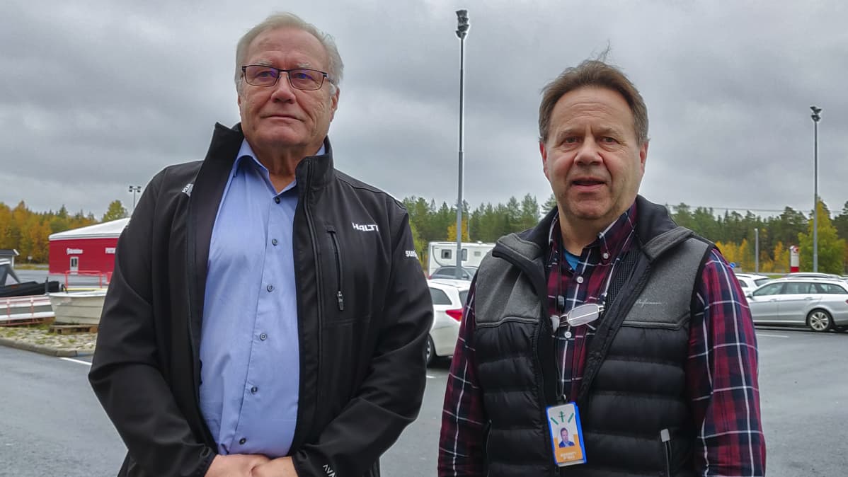 Pentti Aula ja Timo Kauppi poseeraa kärkkäisen edessä.