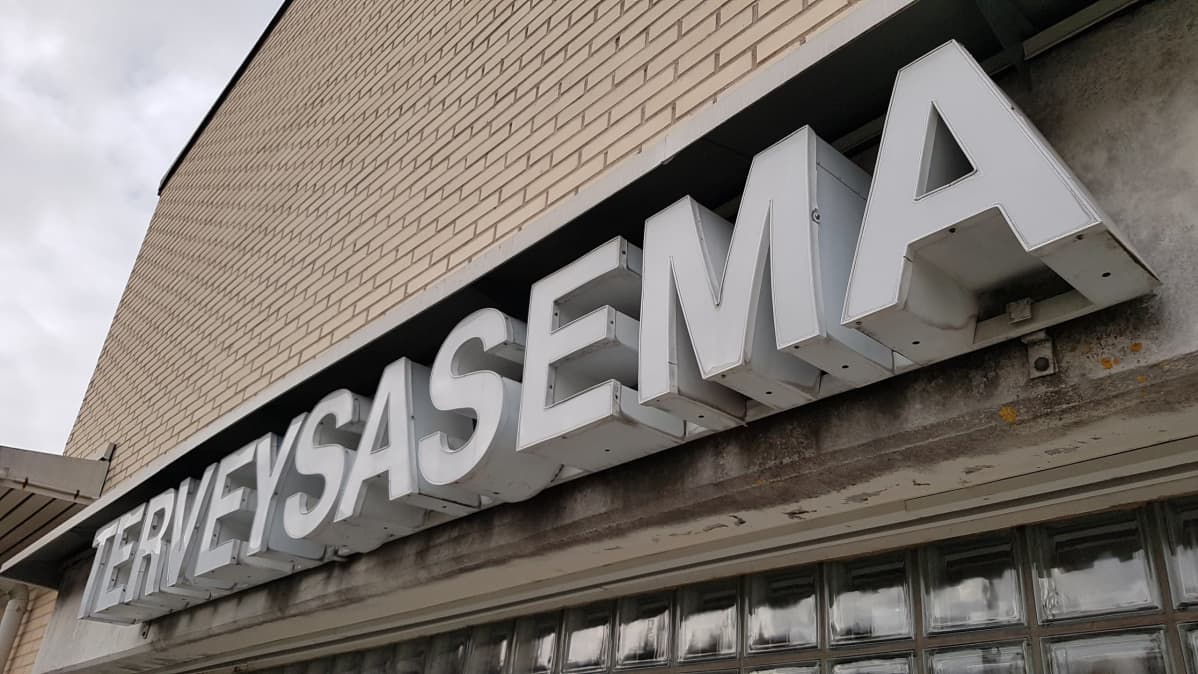 Terveysaseman kyltti ulkoseinässä
