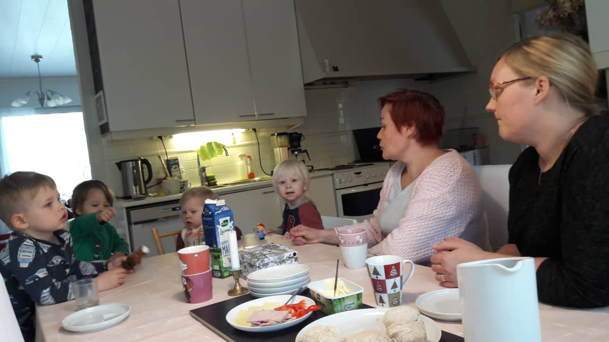 Perhepäivähoidon lapsia välipalalla