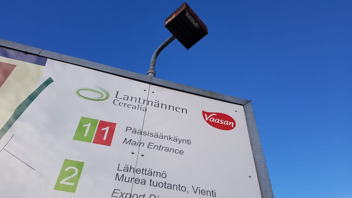 Tehdasalueen infotaulu Lantmännenin Kotkan tehtaan pihalla.